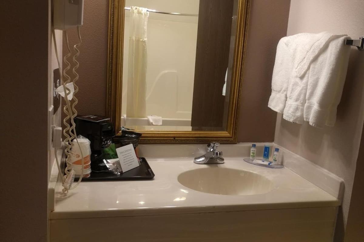 Royal Inn Suites Huntington Esterno foto