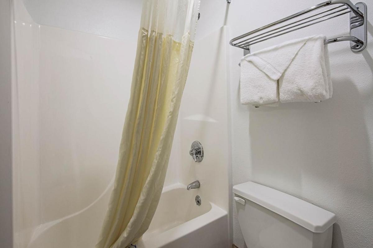 Royal Inn Suites Huntington Esterno foto